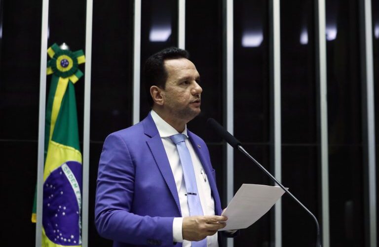 Câmara aprova projeto que prevê assistência ao autista em centros de reabilitação no SUS